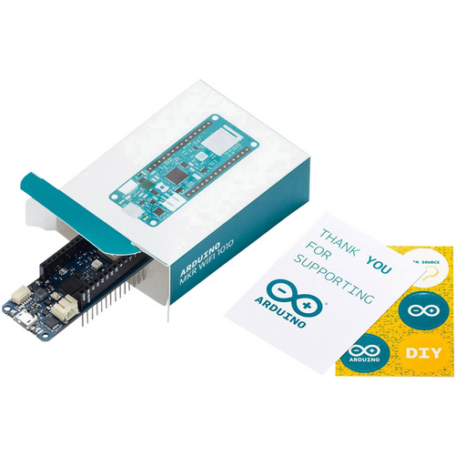 Arduino Nano 33 IoT in geöffneter Verpackung mit Karten. Text auf Karte: 'Thank you for supporting Arduino'. Links Platine, rechts Karten.